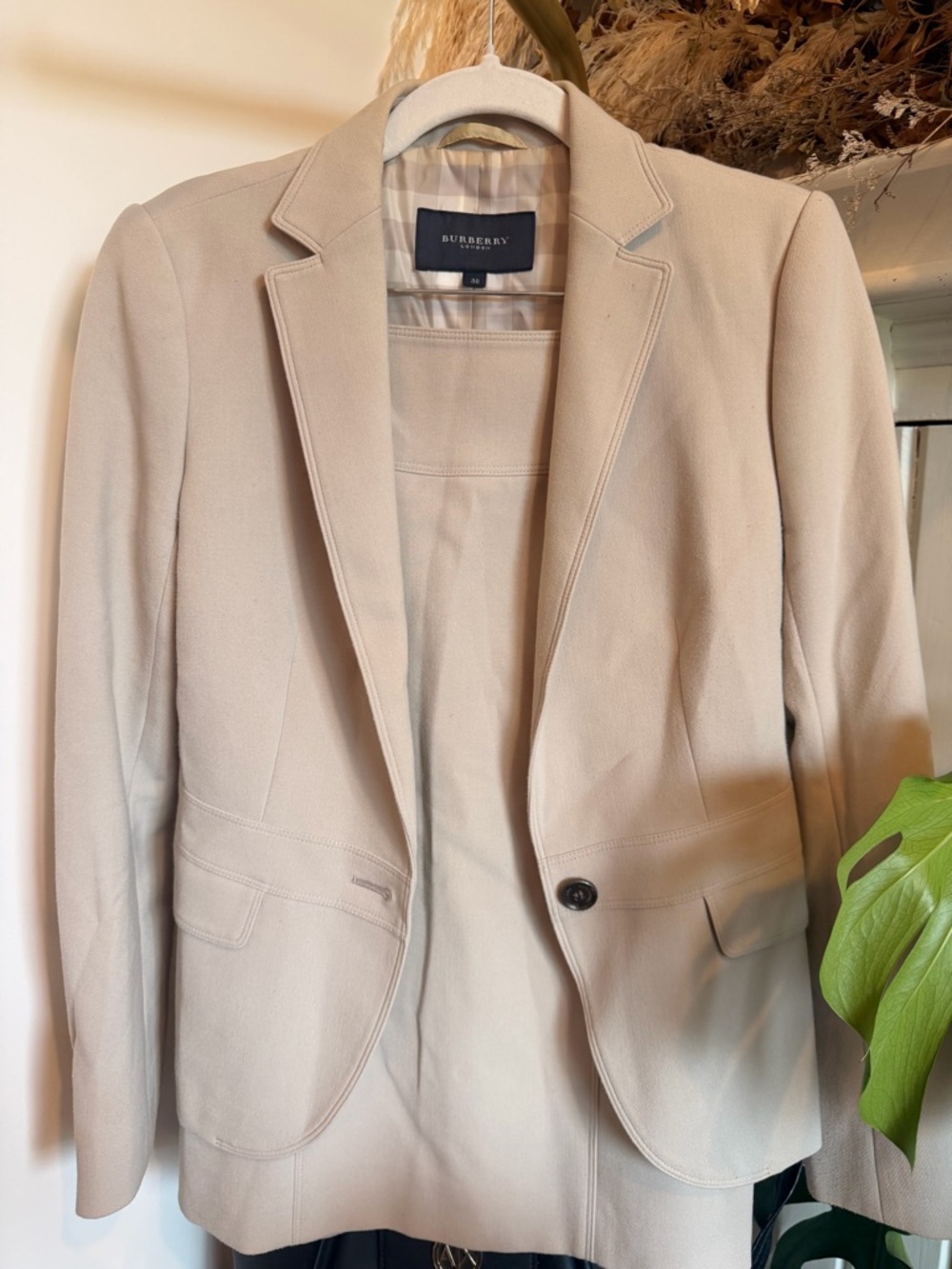 Burberry Beige Matching Suit Set Jacket & Skirt with Navy Logo Tag